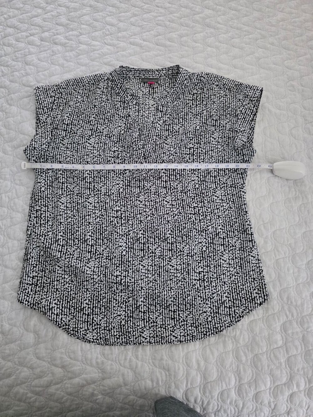 Vince Camuto Women's printed Split Neck Short Sleeve Blouse